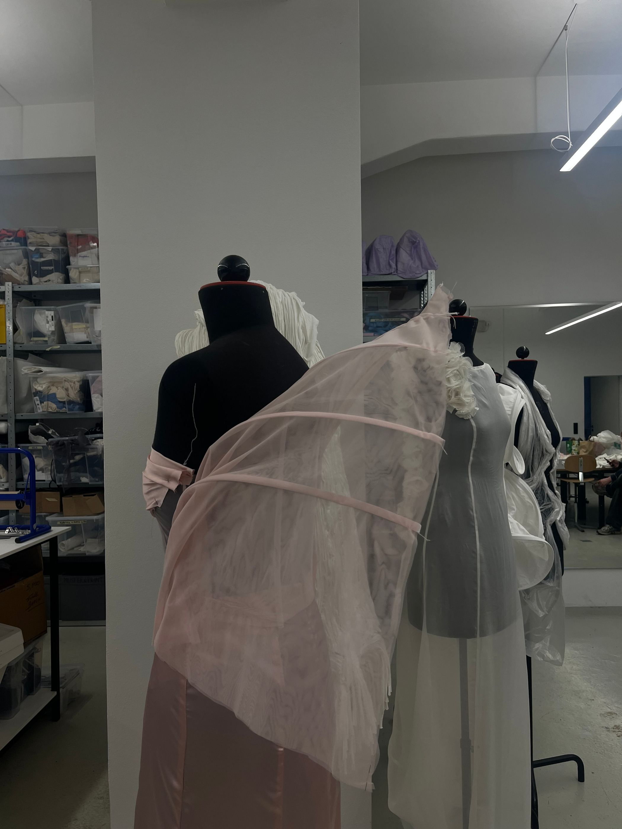 Das Kleid auf der Schneiderpuppe im Atelier, das transparente Rückenteil aufgespannt.