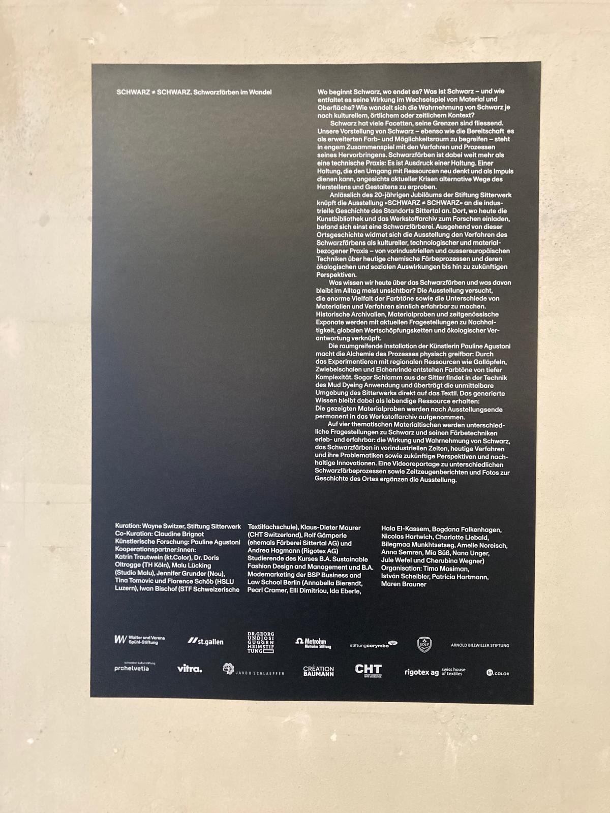 Ausstellungstafel SCHWARZ ≠ SCHWARZ. Schwarzfärben im Wandel, weißer Text auf schwarzem Grund.