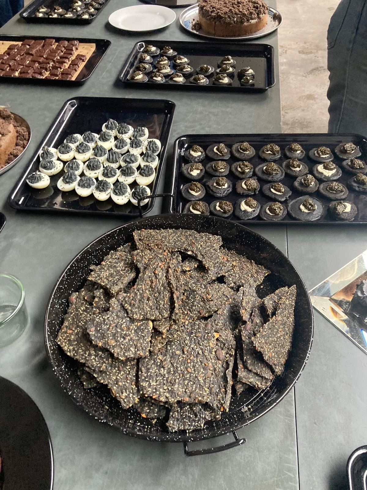 Nahaufnahme eines Buffets mit dunklen Törtchen, Kuchen und Crackern.