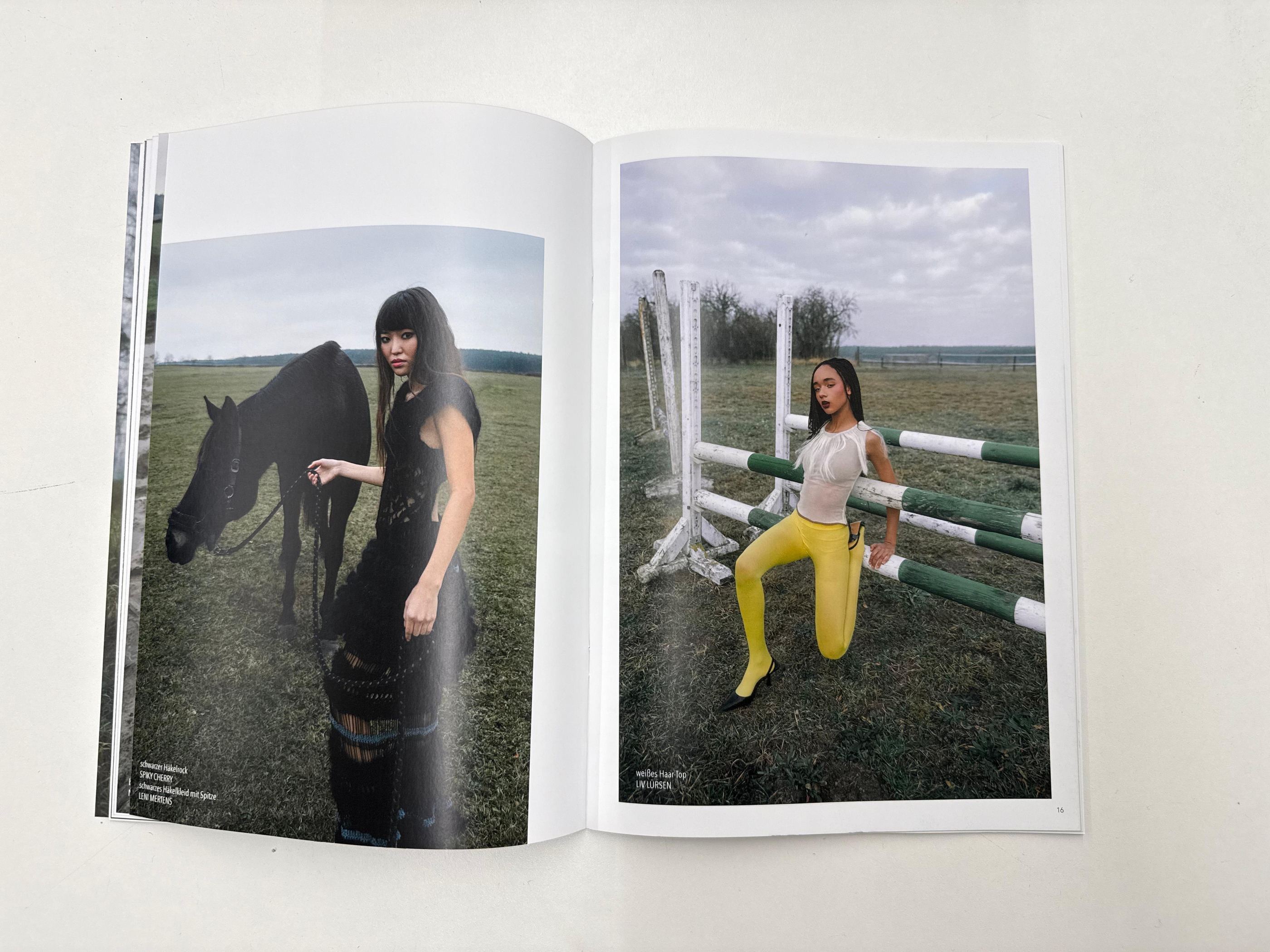 Magazin-Doppelseite mit zwei Aufnahmen: Model neben Pferd und Model am Sprunghindernis.