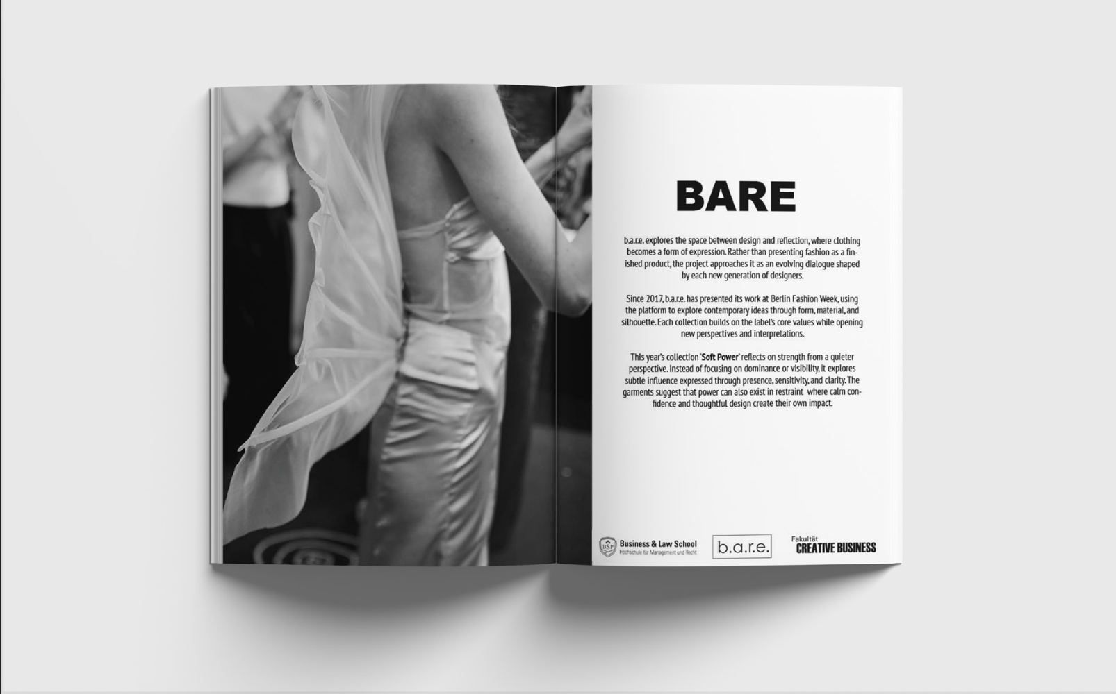 Aufgeschlagene Lookbook-Doppelseite mit dem Kapitel BARE neben einer Schwarzweißaufnahme.