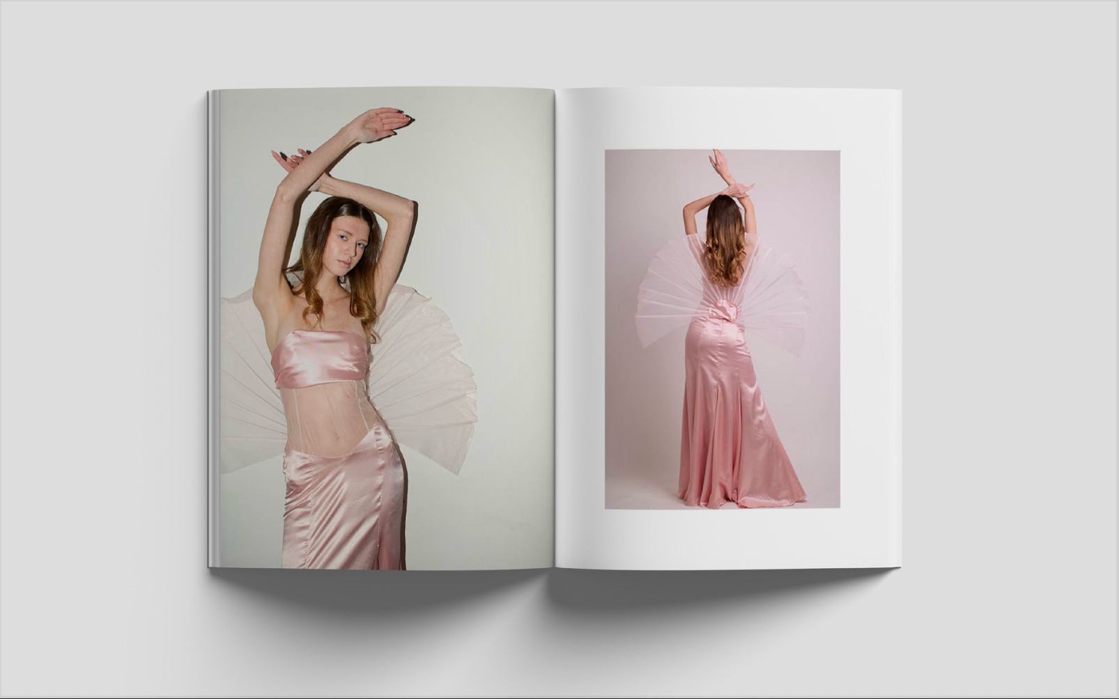 Lookbook-Doppelseite mit zwei Studioaufnahmen des rosa Looks vor hellem Hintergrund.