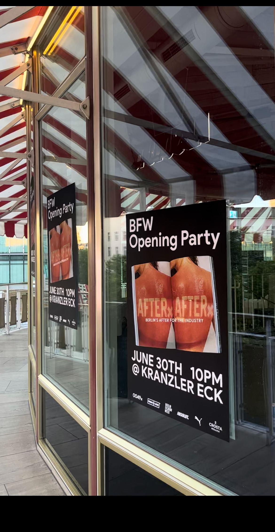 Plakat der BFW Opening Party in einem Schaufenster am Kranzler Eck: June 30th, 10pm.